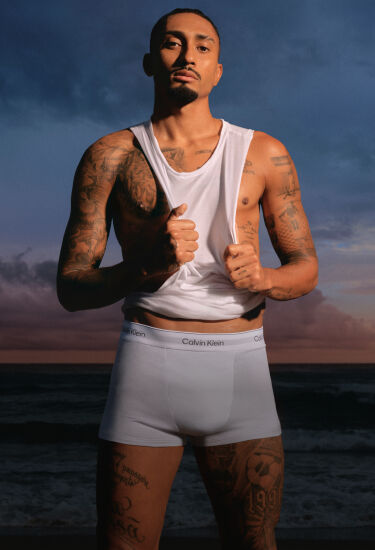 Calvin Klein Raphinha Lives In Icon Cotton Stretch Raphinha shows off natural rhythm in the Icon Cotton Stretch. Fit for the legacy.